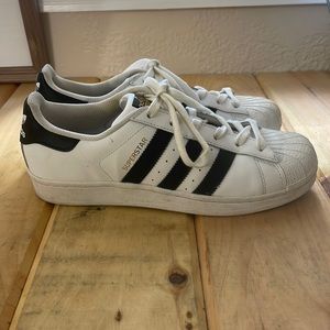 Adidas Superstar Women’s Size 8 Shoes in great condition.